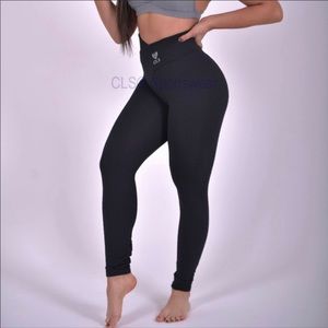 CLS Scrunch Butt leggings - NWT (Accepting Offers)